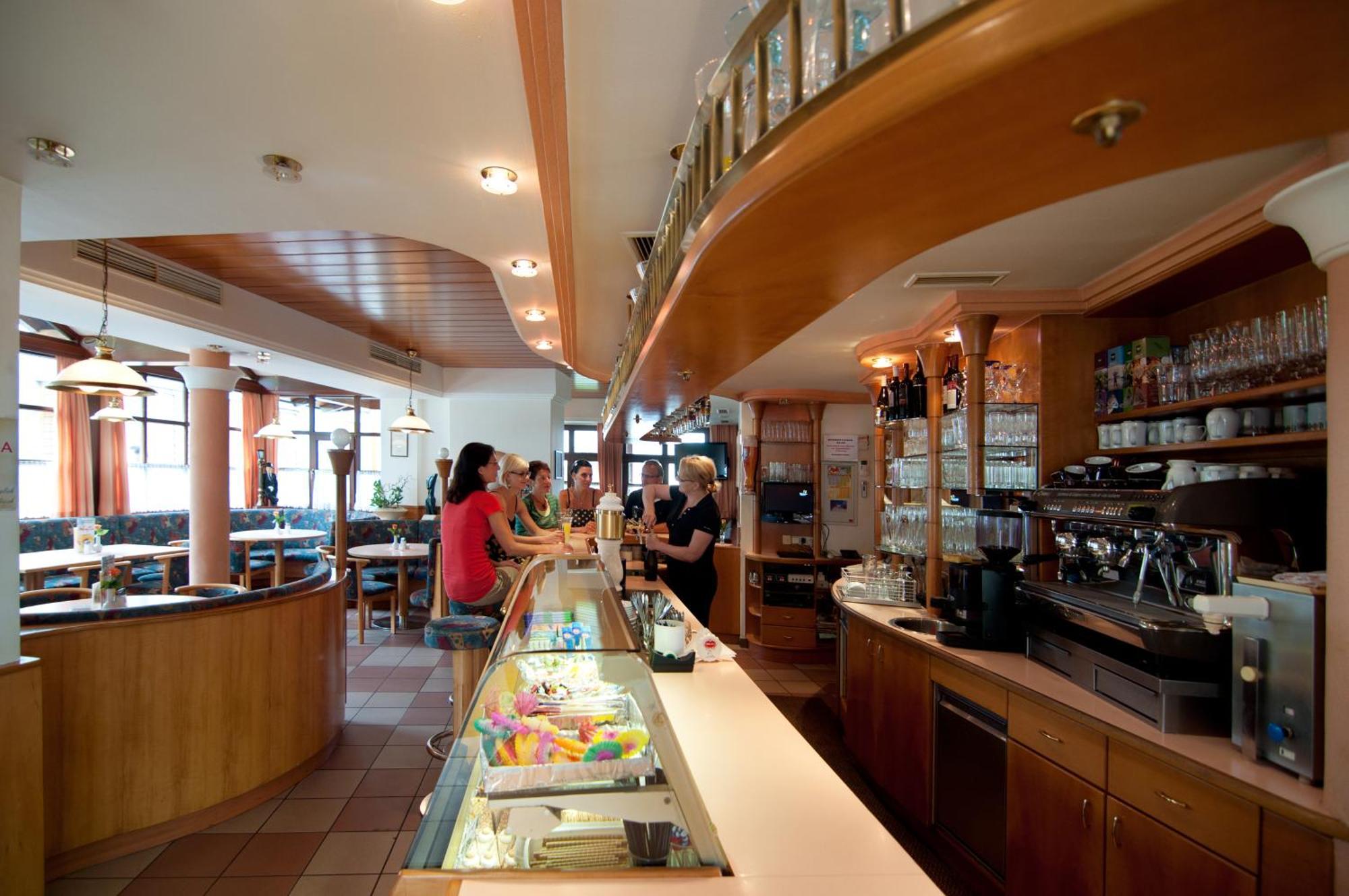 Restaurant - Cafe - Pension Hassler ベルク・イム・ドラウタール エクステリア 写真